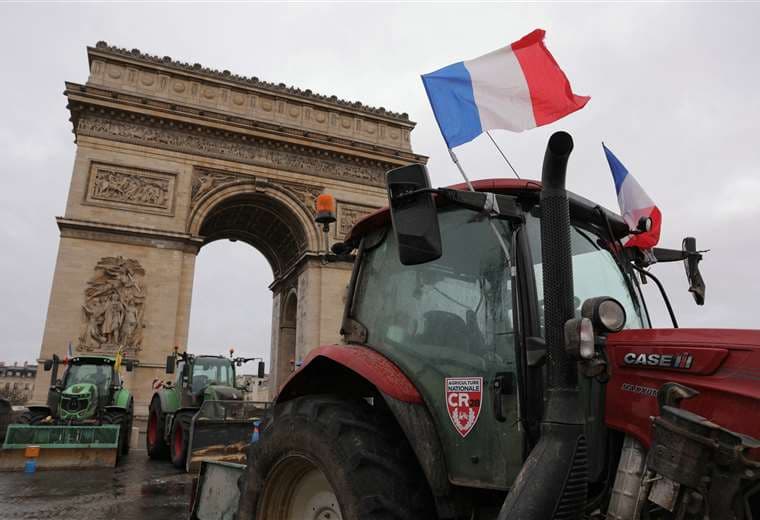 Agricultores franceses protestan con tractores frente a las principales vías de París