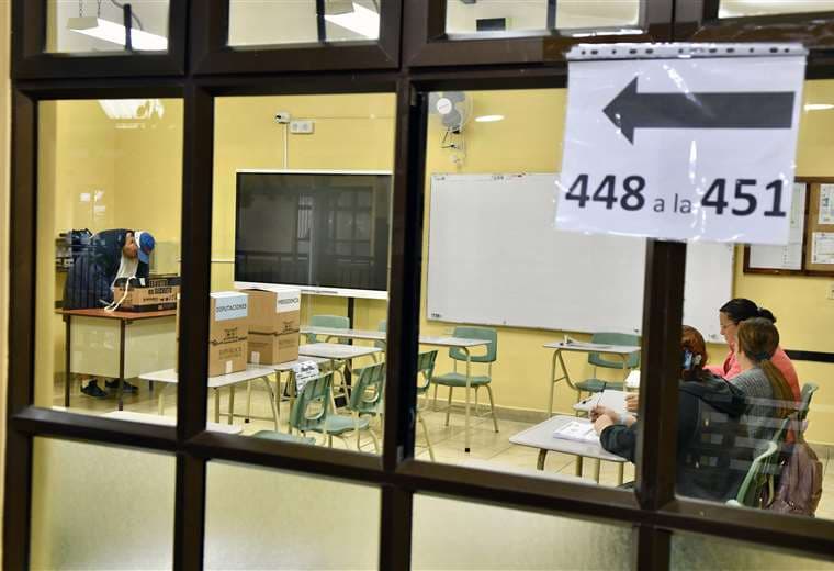 Cierran las urnas, inicia el conteo y Costa Rica espera el resultado de sus elecciones