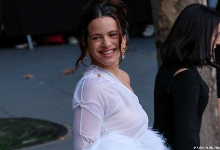 Asociación denuncia a la cantante Rosalía por fumar en un pódcast