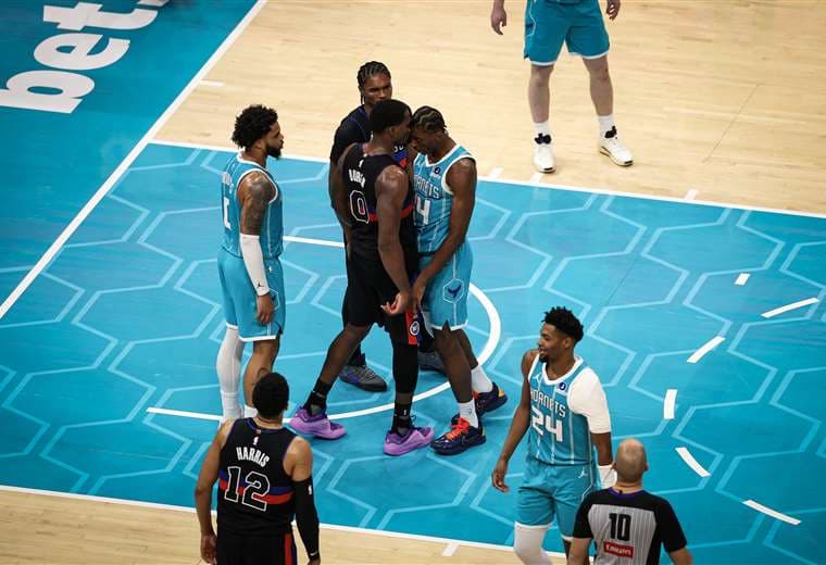 NBA sanciona a cuatro jugadores por la pelea entre Pistons y Hornets