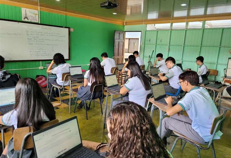 Colegio debe permitir que alumna decida si usa enagua o pantalón, resuelve Sala IV