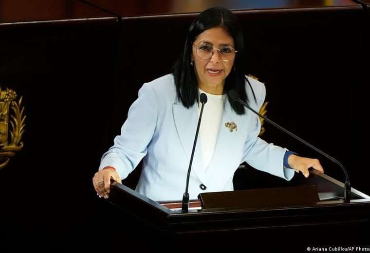 Presidenta interina de Venezuela promete organizar elecciones libres
