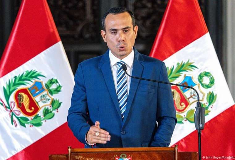 Cuatro candidatos buscan presidir Perú tras censura a Jerí