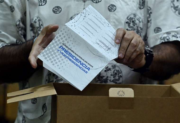 Laura Fernández se perfila como presidenta en primera ronda con 31% de mesas escrutadas