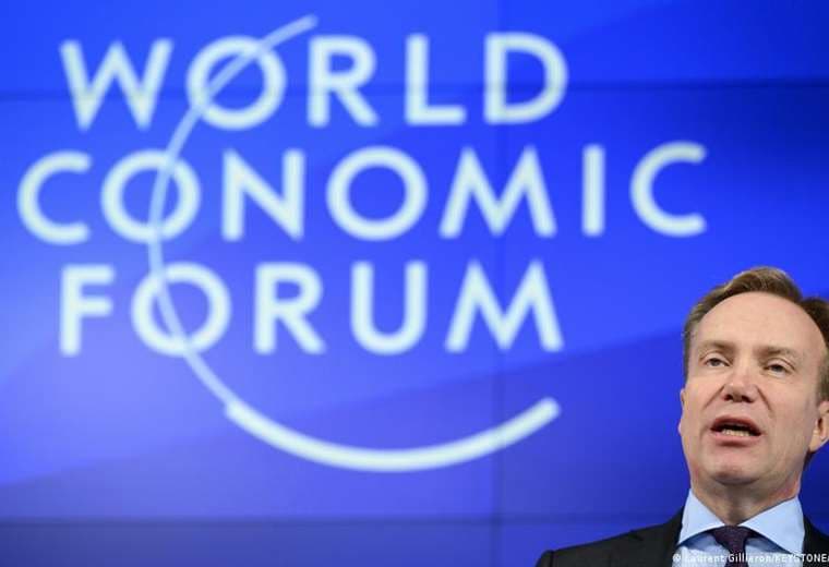 Presidente del Foro Económico Mundial renuncia por relación con Epstein