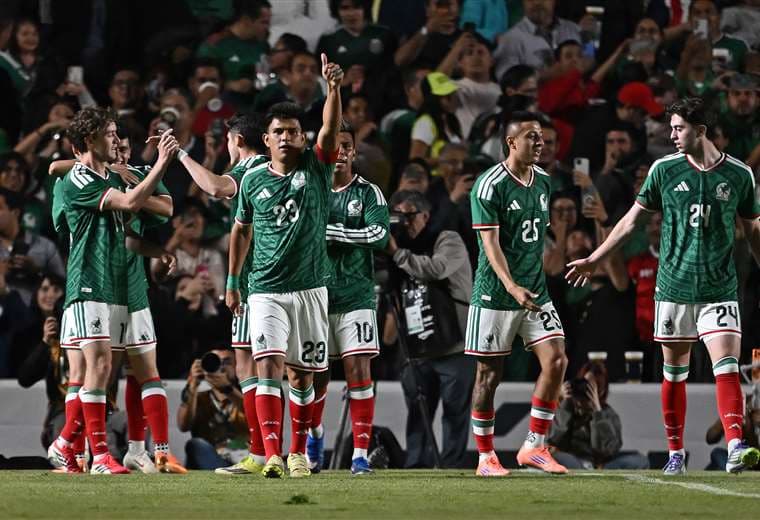 México golea 4-0 a Islandia en duelo premundialista y homenajea a sus fuerzas armadas