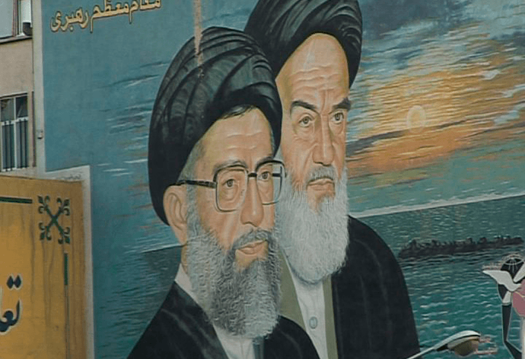 Miles de personas rinden homenaje a Jamenei en Teherán