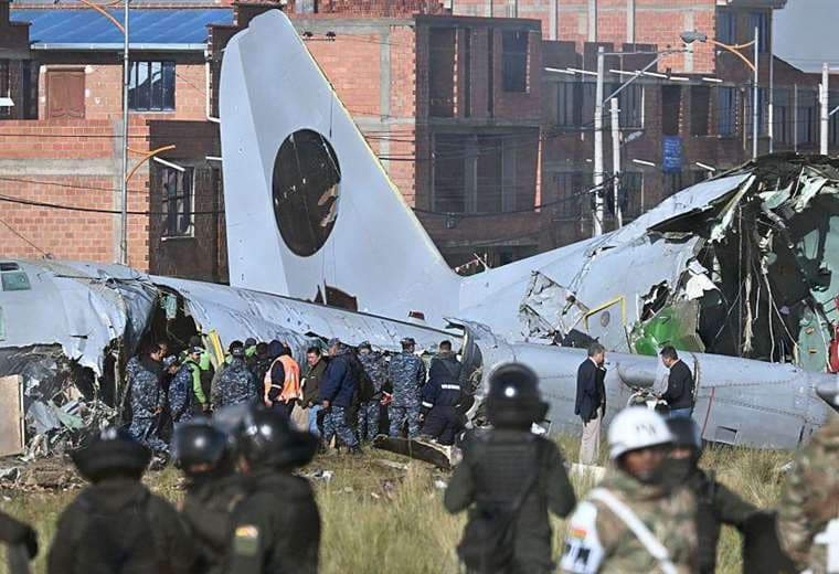 Al menos 20 muertos y 30 heridos al estrellarse avión militar con billetes en Bolivia