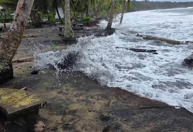 Fuerte oleaje se “come” playa en Caribe Sur costarricense