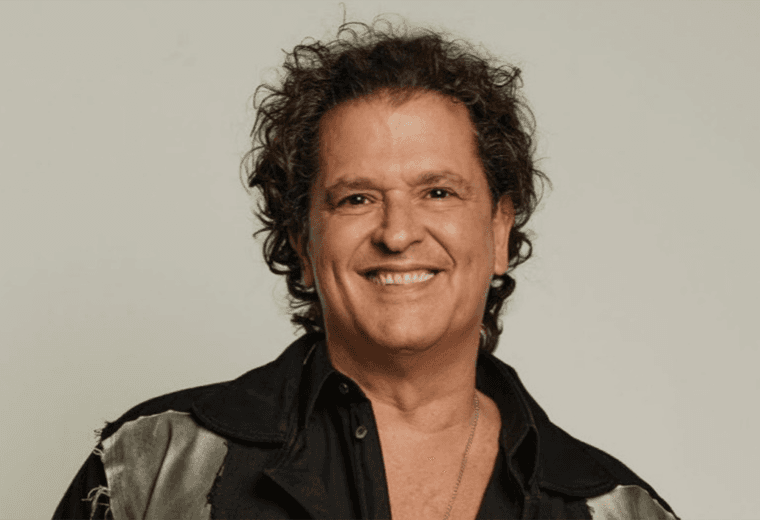 Carlos Vives hizo rápido paseo por Costa Rica y estrenó ‘Te dedico’ desde la playa