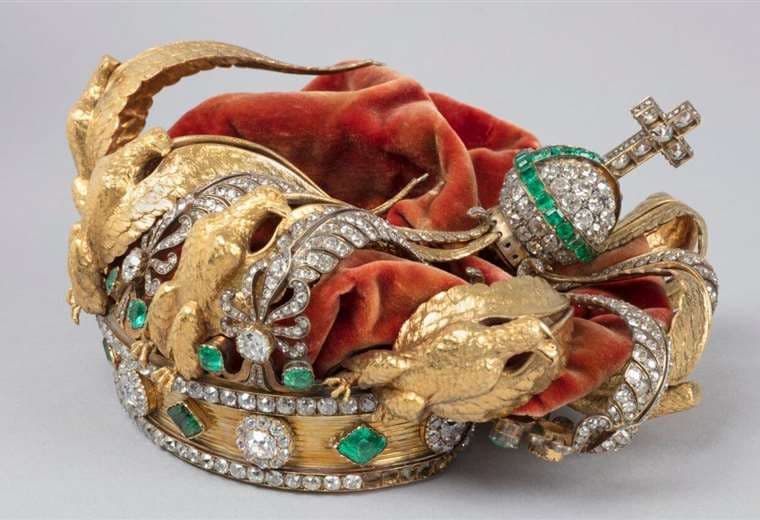 Las fotos que muestran como quedó corona del siglo XIX que se le cayó a ladrones del Louvre