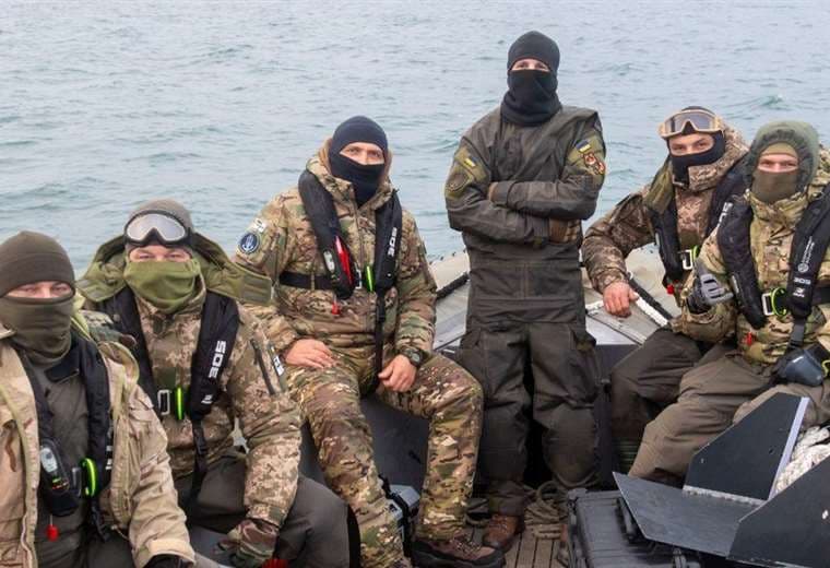 Un paso en falso y todo podría salir mal: los buzos de Ucrania que despejan minas submarinas rusas