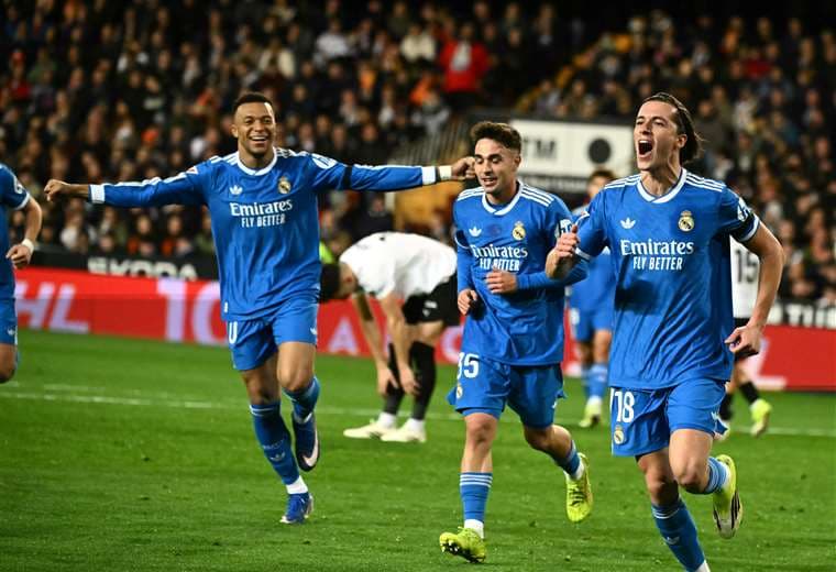 Real Madrid sobrevive en Valencia y sigue a la caza del Barça