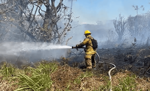 Quema de charral amenaza Recope, fábrica de pólvora y 10 casas en La Garita