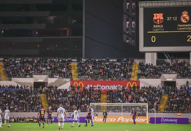 Video: Aficionados protagonizan tenso momento con pelea en medio de Clásico de Leyendas