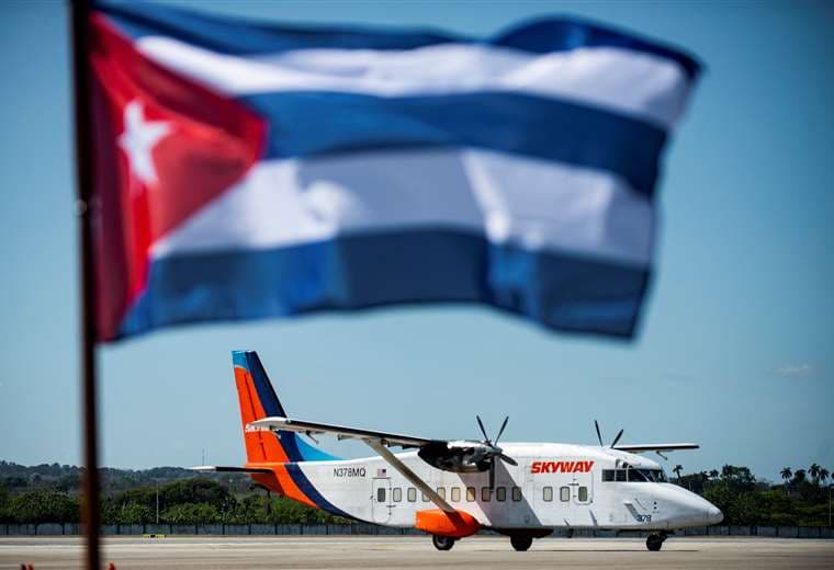 Cuba informa a aerolíneas de falta de queroseno a partir de este lunes a medianoche