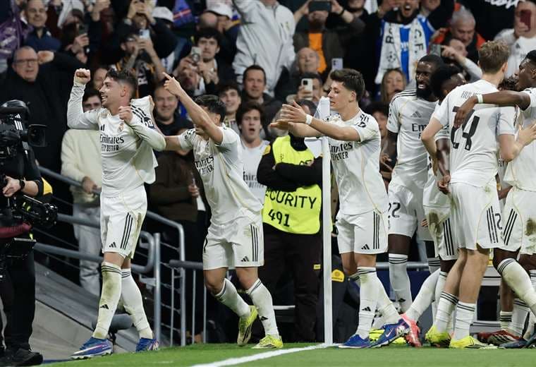 Triplete de Fede Valverde acerca al Real Madrid a cuartos de final de la Champions