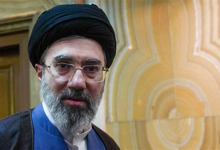 Nuevo líder supremo de Irán promete seguir bloqueando estrecho de Ormuz y "vengar" a iraníes muertos