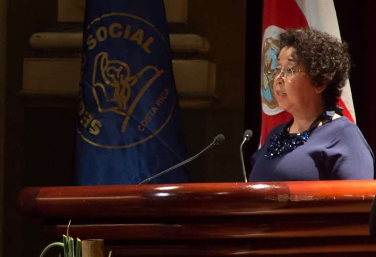 "Qué noticia tan dolorosa": Usuarios en redes lamentan muerte de exministra de Salud