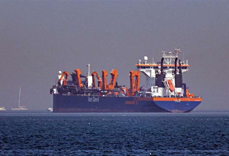 Precios del petróleo suben después de que 3 buques fueran atacados cerca del estrecho de Ormuz