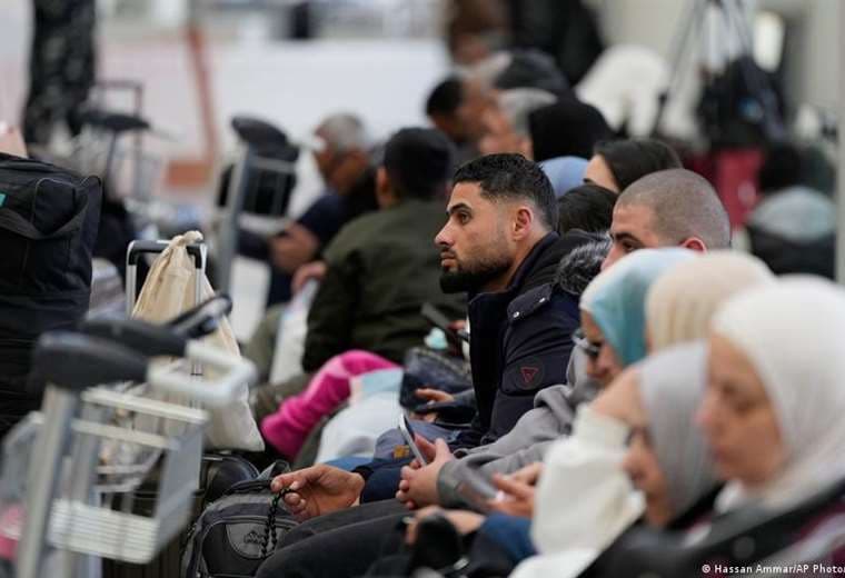 Miles de viajeros varados en los aeropuertos de Medio Oriente