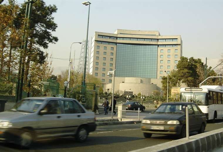 Ejército de Israel anuncia que "golpeó y desmanteló" la sede de la TV estatal iraní