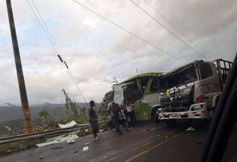 27 heridos en choque entre camión que transporta gas y bus en Ruta 32