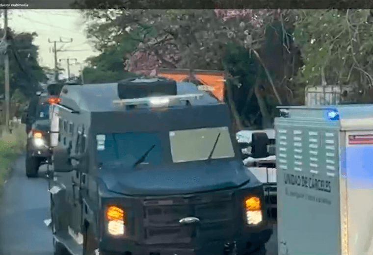 En carro blindado y bajo fuerte custodia, Celso Gamboa sale de cárcel rumbo al aeropuerto