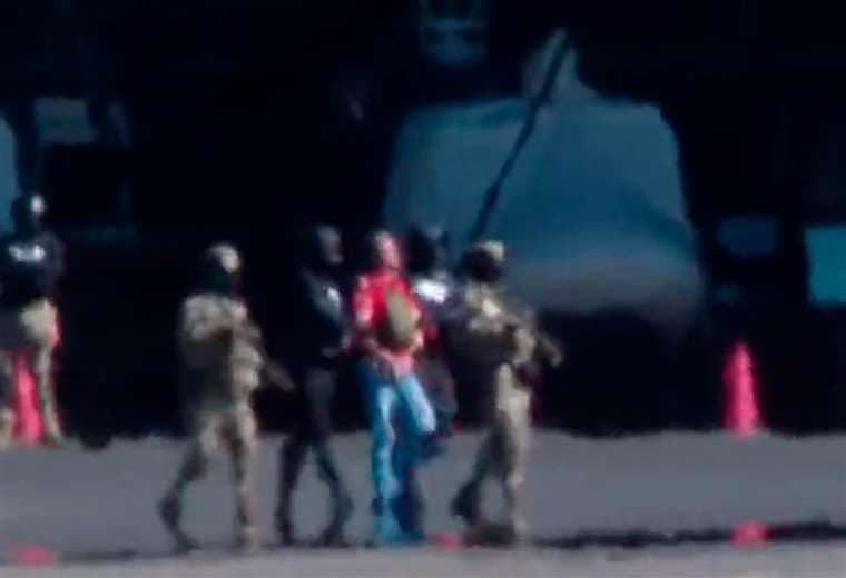 De rojo y con la mirada al cielo: así caminó Celso Gamboa hasta el avión de la DEA