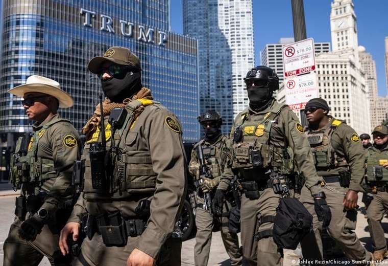 Trump ordena despliegue de agentes de ICE en aeropuertos