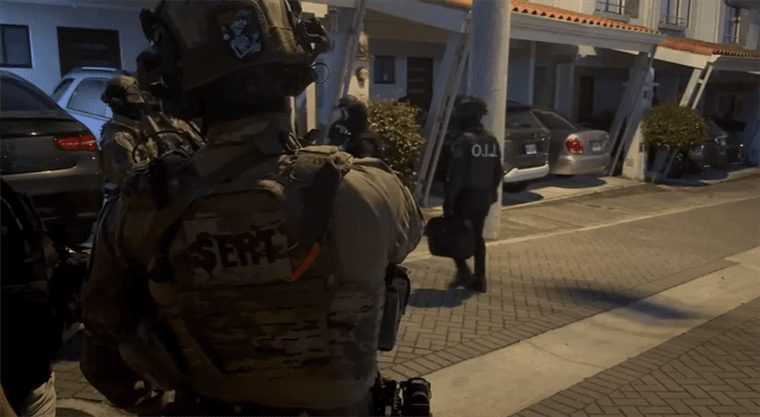 Banda criminal disfrazada de policía espiaba casas con drones antes de atacar