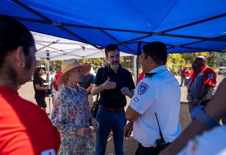 Embajadora de EE.UU. pide intensificar búsqueda de menor desaparecido en Jacó