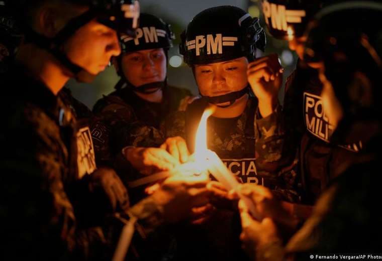 Colombia rinde homenajes a víctimas del accidente aéreo