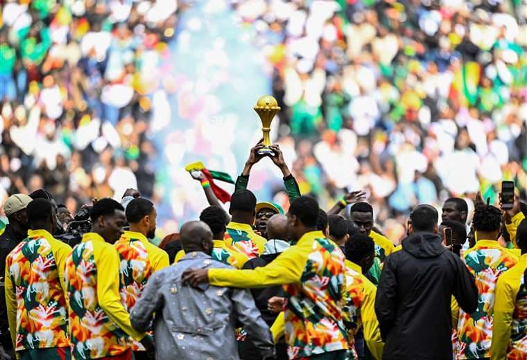 (Video) Polémica total: Pese a sanción, Senegal presenta trofeo de Copa Africana