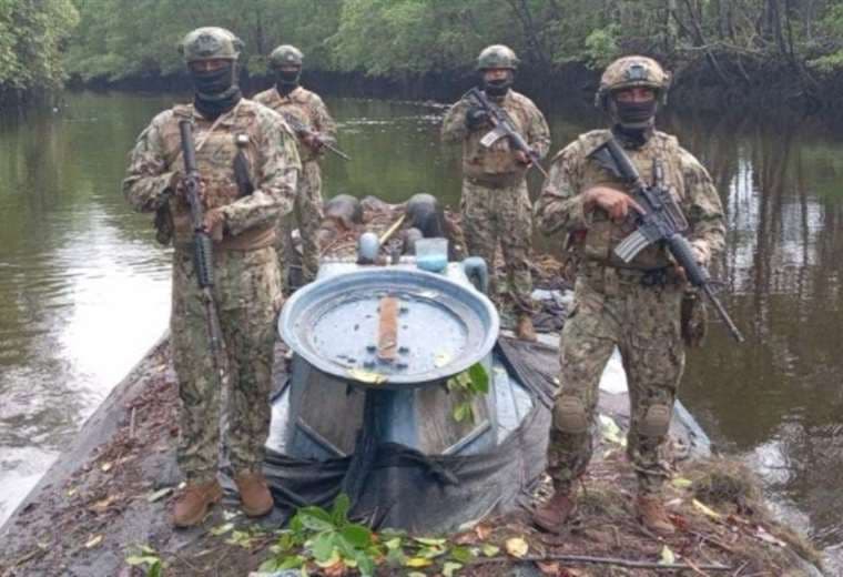 Ejército de Ecuador incauta "narcosubmarino" de 35 metros de largo cargado de combustible