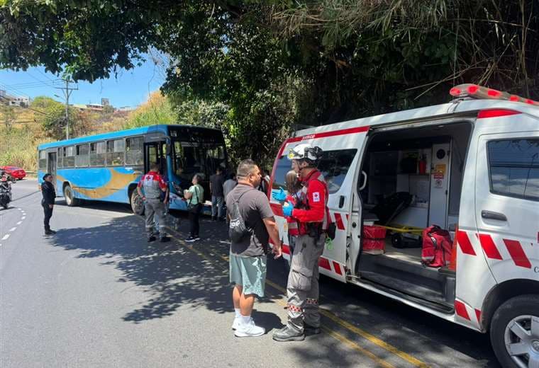 Cruz Roja atiende a 20 personas tras choque que involucró a bus