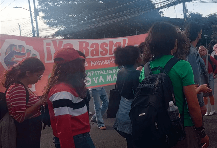 Estudiantes de UCR bloquean importante carretera en Montes de Oca