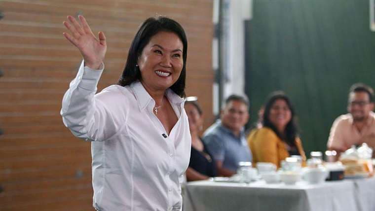 Keiko Fujimori lidera recuento electoral en Perú con apretada disputa por segundo puesto