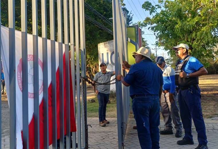 Funcionarios cierran portones vehiculares y van a paro en distintas sedes de la UCR
