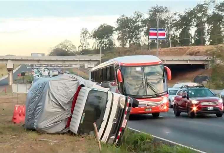 Congestionamiento vial en la General Cañas se intensifica tras vuelco de camión