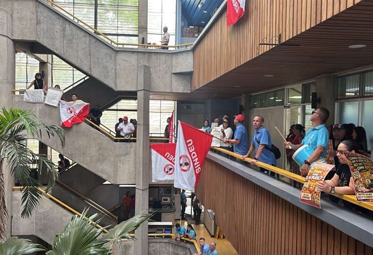 UCR dice que pagará deudas salariales en segundo semestre; sindicato insiste en protestas