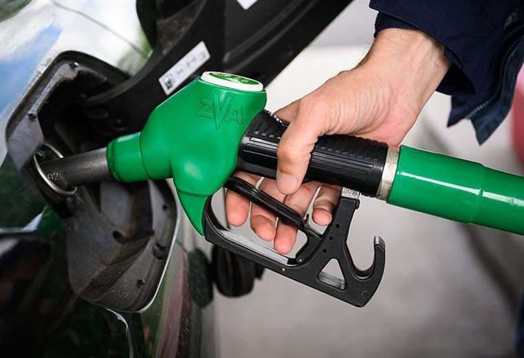 Precios del petróleo se desploman después de que Irán anunciara reapertura del estrecho de Ormuz 