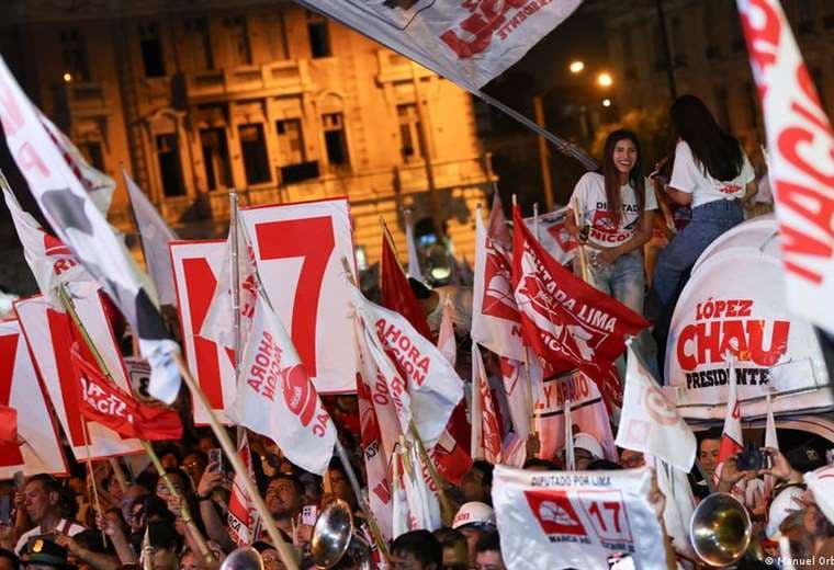 Jefe del tribunal electoral de Perú admite irregularidades en comicios