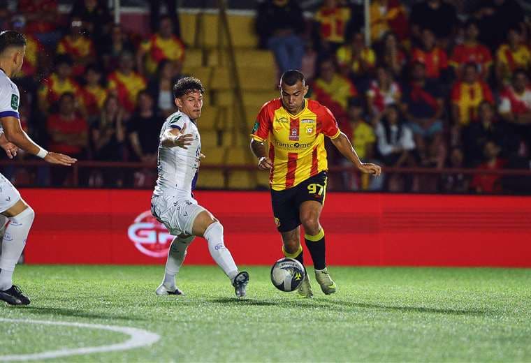 Herediano derrota a San Carlos y Guadalupe respira