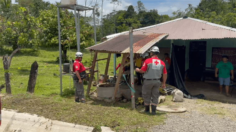 Hombre cae a pozo de cinco metros de profundidad y queda atrapado en Limón