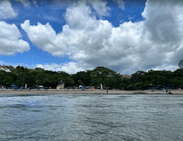 Extranjero de 55 años aparece ahogado en playa Tamarindo