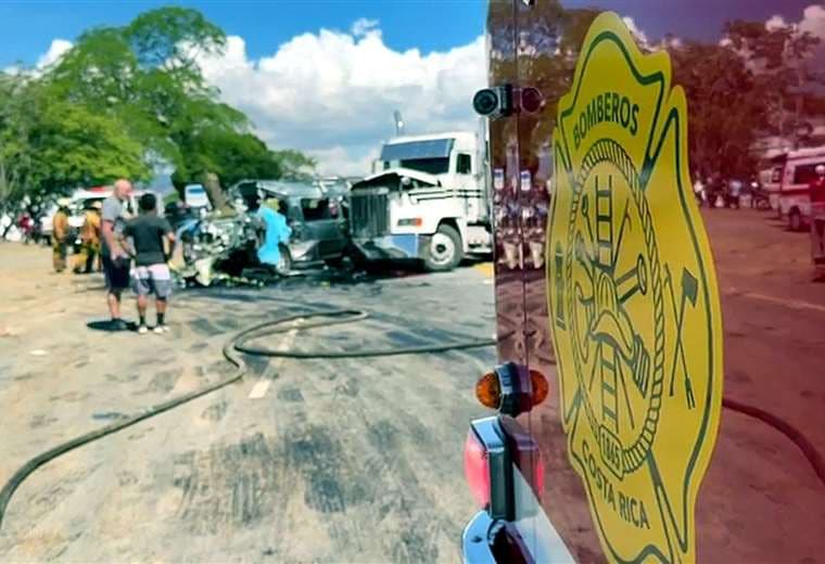 Choque mortal entre tráiler y buseta con niños en La Garita de Alajuela 