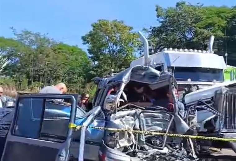 Choque entre tráiler y buseta con niños en La Garita de Alajuela 