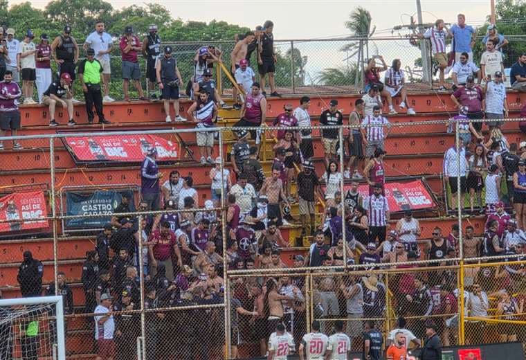 Una cadena de oro desató la riña entre aficionados y policías en el Puntarenas vs. Saprissa