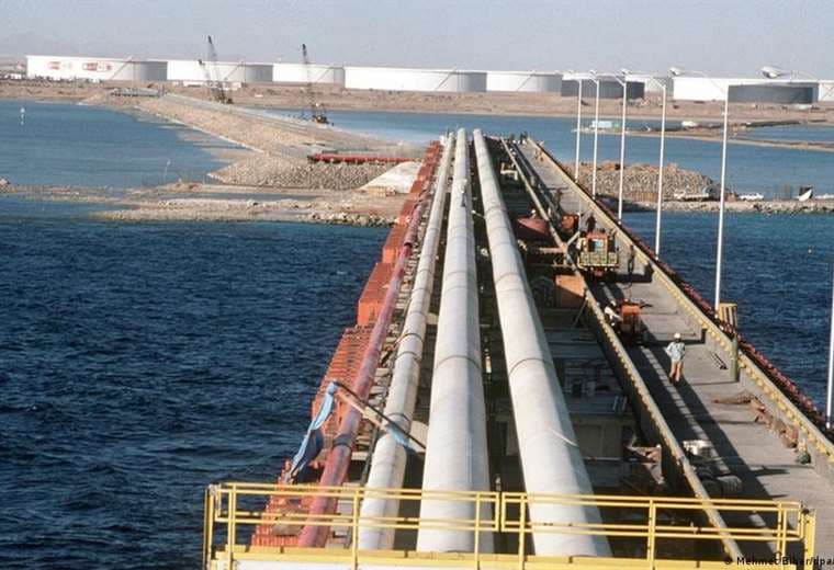 El bloqueo del  estrecho de Ormuz impulsa rutas alternativas para el crudo